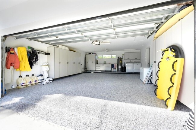 Building Photo - 8585 SE Palm St