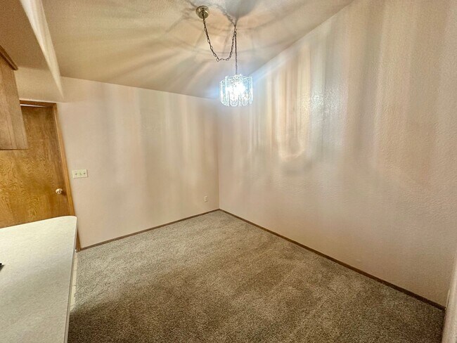 Building Photo - Cute 2 bedroom, 2 bathroom home with firep...
