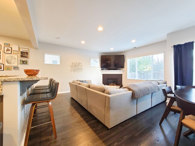Building Photo - 4 bedroom/2.5 bath in Parkside Estates