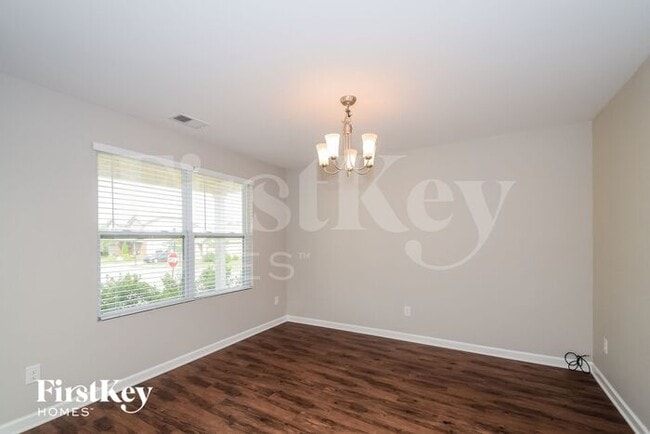 Building Photo - 210 Oakwell St