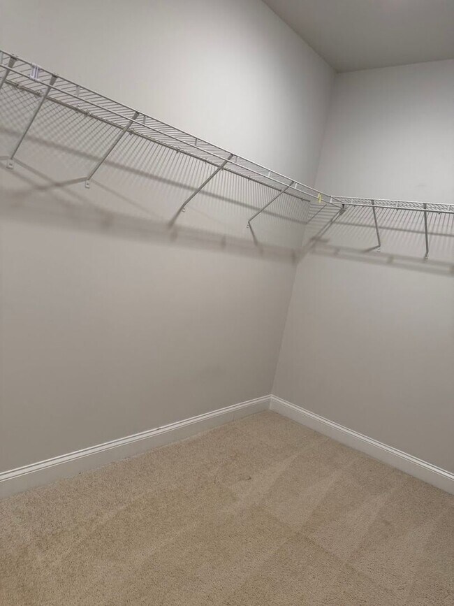 Building Photo - Spacious 5BR House in Buford