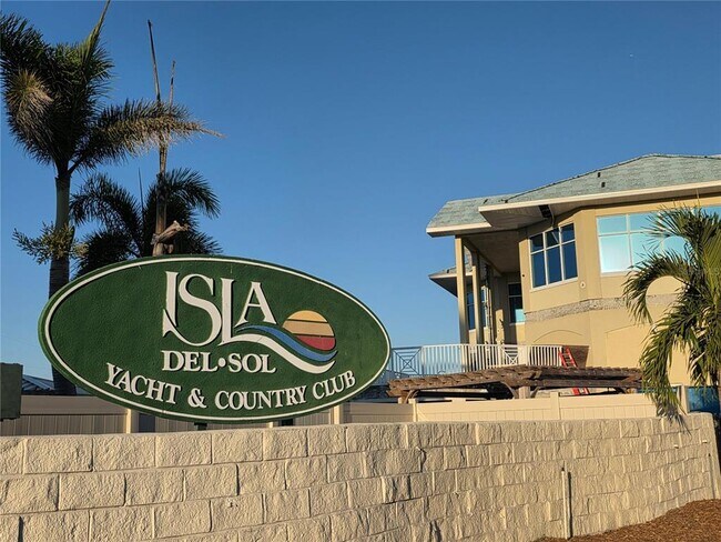 Building Photo - 6100 Bahia Del Mar Cir N