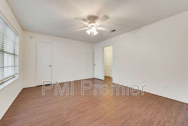 Building Photo - 516 Roberts Dr