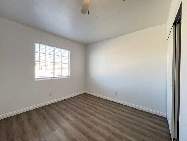 Building Photo - Stunning 5 bedroom, 2.5 bathroom home