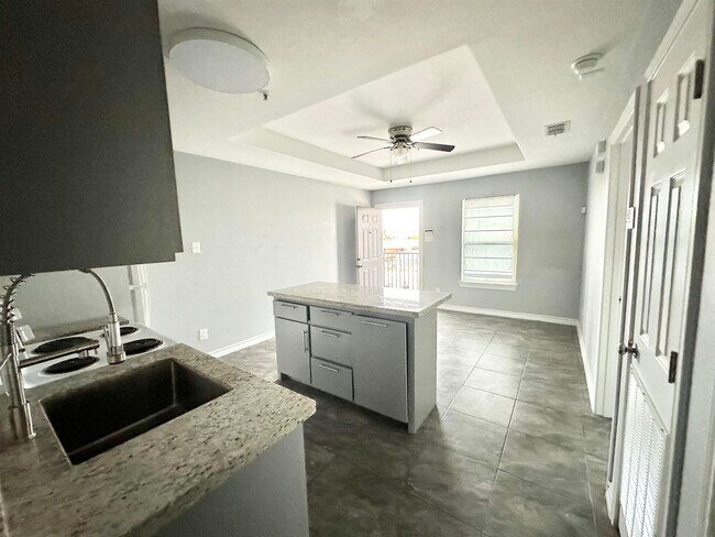 Building Photo - 2705 Mauricio St