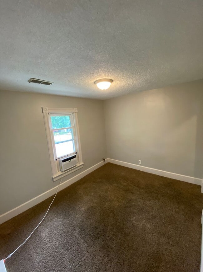 Building Photo - Newly Updated 2 Bedroom