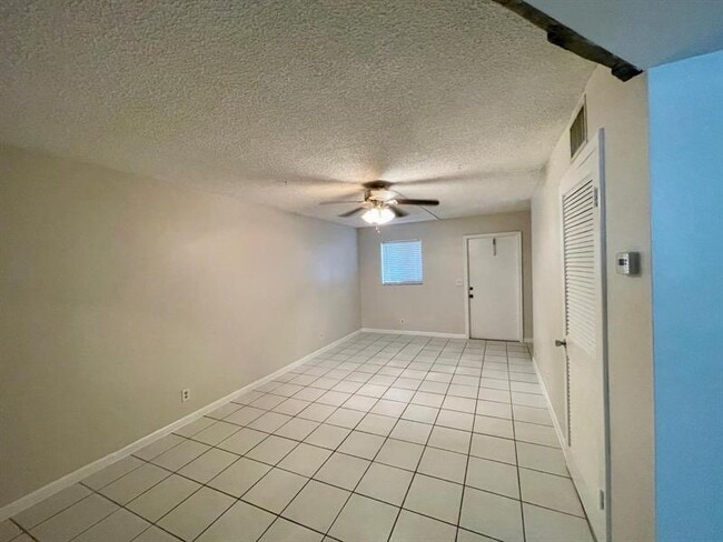 Building Photo - 511 W Kalmia Dr