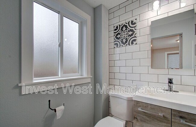 Building Photo - 2306 E 27th St