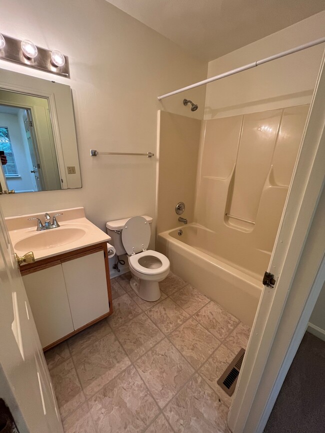 Main Bath - Rutherford Townhomes