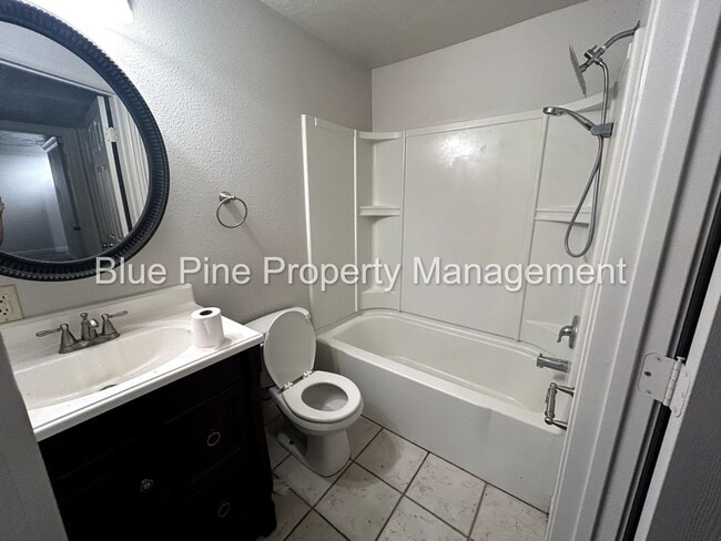 Building Photo - 648 E Poplar St