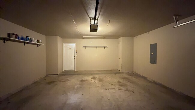 Building Photo - Welcome to this charming 3-bedroom, 2-bath...