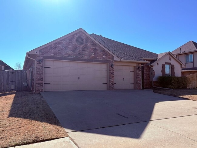 Building Photo - Large four bedroom home in Edmond