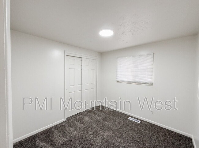 Building Photo - 698 Doren Dr