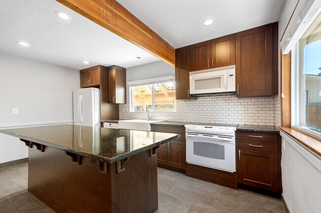 Building Photo - 4921 SE 76th Ave