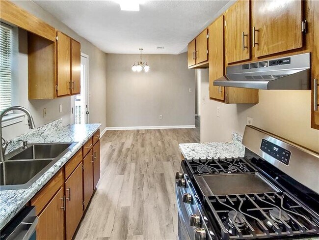 Building Photo - 220 Peach Forest Pl