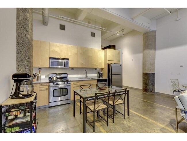 Building Photo - 700 N Washington Ave