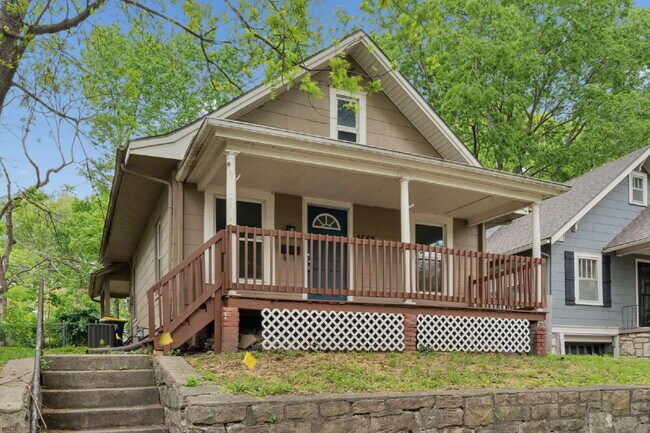 Building Photo - Charming 2-Bedroom Home! FIRST MONTH FREE!