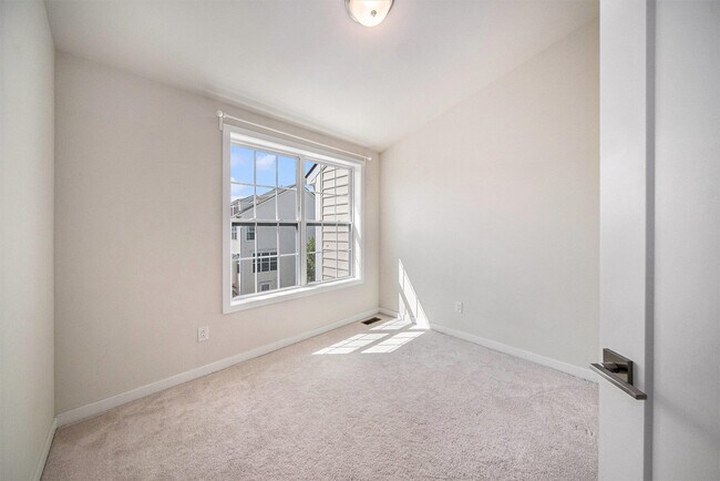 Building Photo - 2856 Ridington Rd