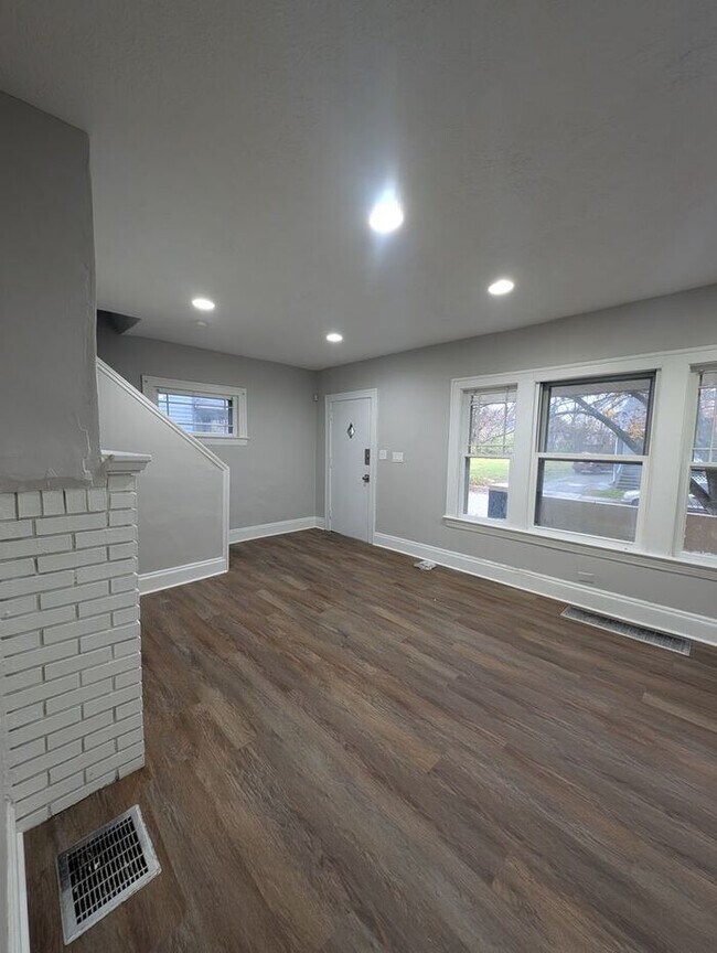 Building Photo - Charming 3BR 1BA Home w/  Solar Panels • Driveway in Cleveland