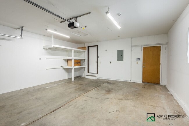 Building Photo - New Renovated 2 Bed 2 bath Townhome