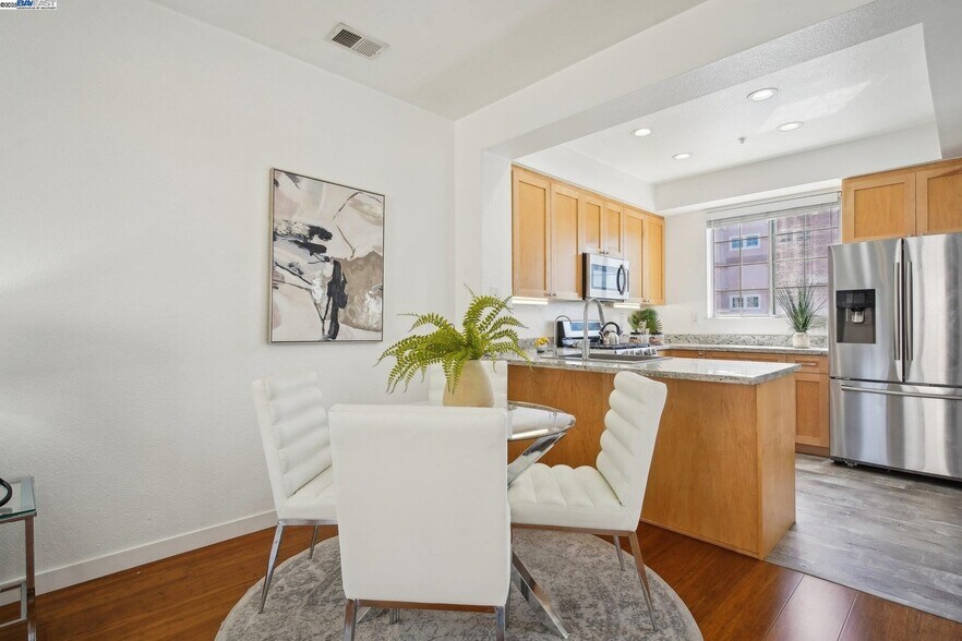 Building Photo - 385 Montecito Way