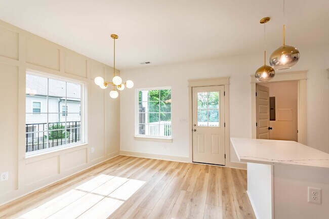 Building Photo - 2 Bed 2.5 Bath End Unit Townhome!