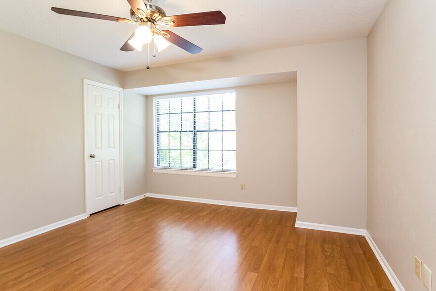 Building Photo - 2607 Hidden Garden Dr