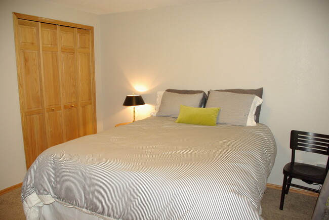 Building Photo - 6bed/4bath oversized 2 car garage fenced in back yard Cheyenne Mountain School District