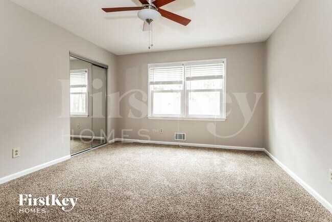 Building Photo - 2324 Sussex Court