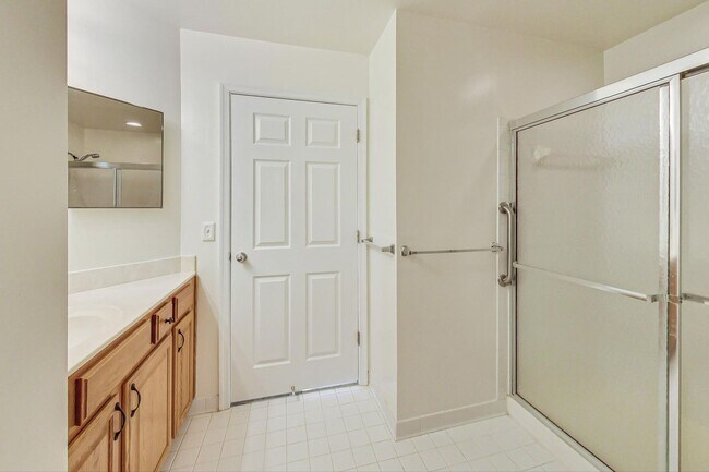 Building Photo - Renovated 2BD/2BA with 1 Reserved Parking ...