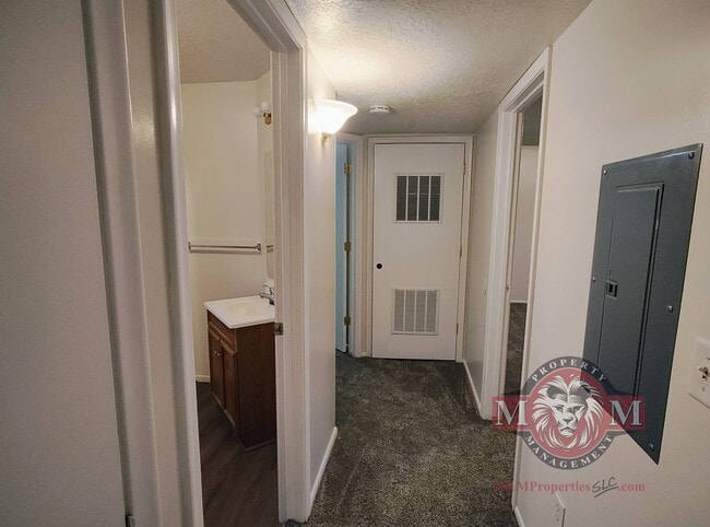 Building Photo - Beautiful Remodeled 4 Bd 2 Bath Home