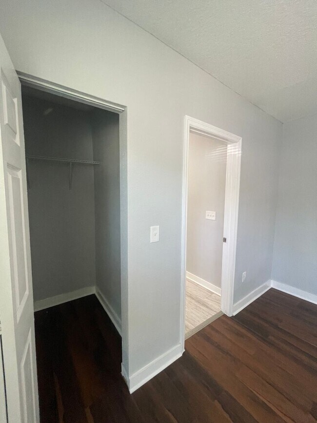 Building Photo - 3 Bedroom 2 Bath Single Family home : Available Now!