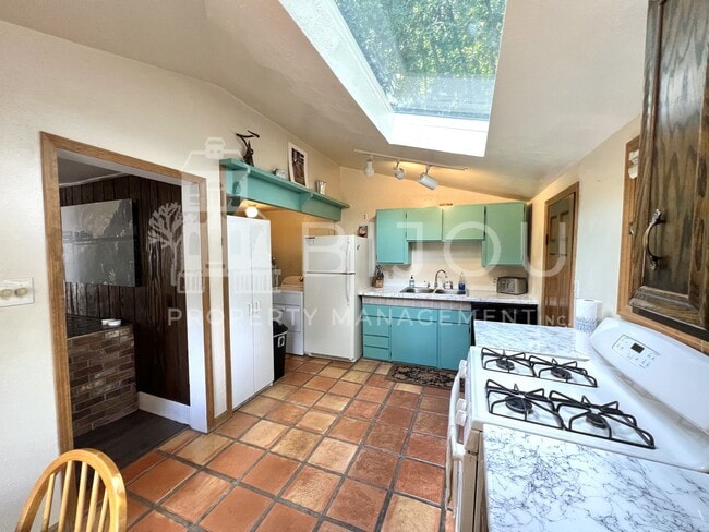 Building Photo - Charming Manitou Home