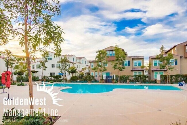 Building Photo - Gorgeous 2Bdm 2.5Ba Custom Model Townhouse in a Gated Community