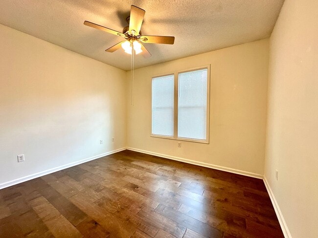 Building Photo - 2 Bedroom, 2 Bath Condo in Southampton Poi...