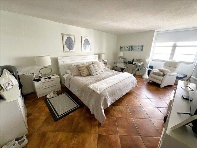 Building Photo - 5701 Collins Ave