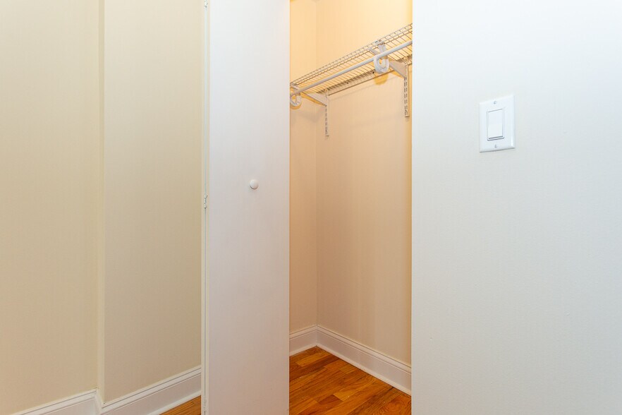 Building Photo - 4735 N Hermitage Ave