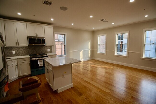 Primary Photo - 270 Athens St