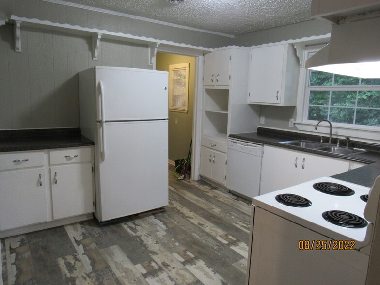Building Photo - 2215 Macy Ave