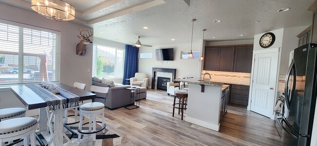 Building Photo - Home Sweet Home! Won't last long!