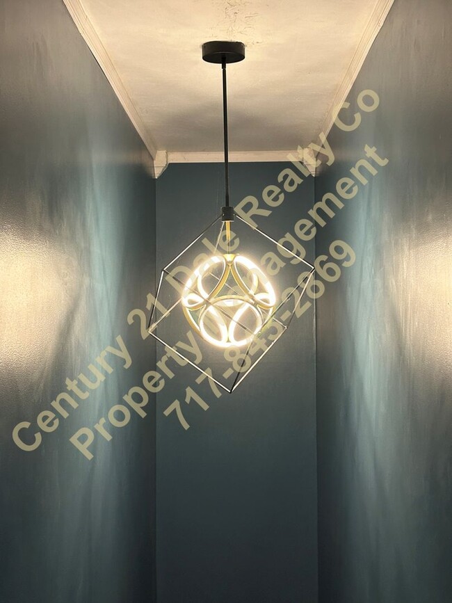 Building Photo - Large 3 Bedroom, 2 Bath Pet friendly home with off street parking and a 600sqft detached garage