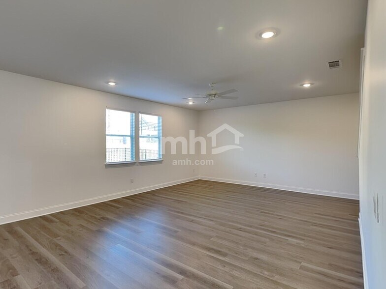 Building Photo - 56 Pointe Dr