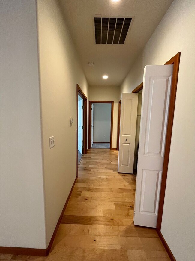 Building Photo - 3 Bed 2 Bath Single Story House with Garage