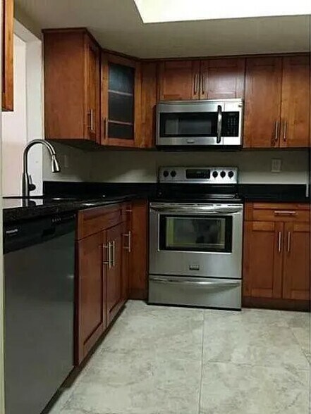 Building Photo - 1821 NE 40th Ct