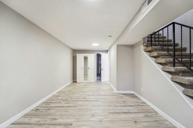 Building Photo - 374 Gladiola St