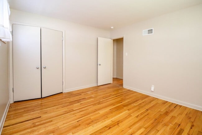 Building Photo - Immaculate Centrally located home!