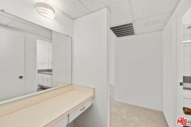Building Photo - 1340 S Beverly Glen Blvd