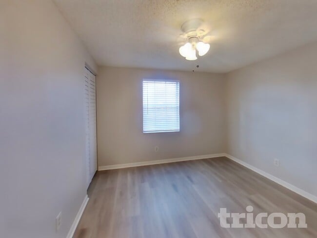 Building Photo - 907 Briarcliff Dr