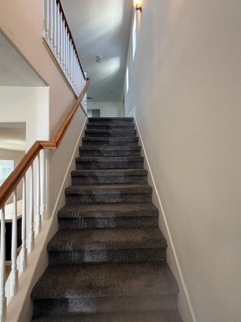 Building Photo - Gorgeous 3 Bedroom 2.5 Bathroom Plus Loft