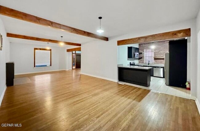 Building Photo - 1305 E Rio Grande Ave